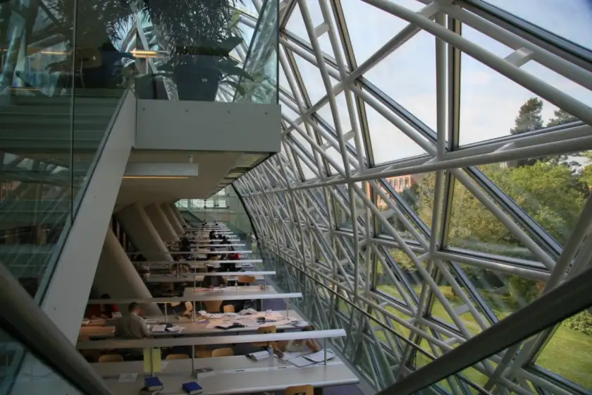 法学院图书馆内景