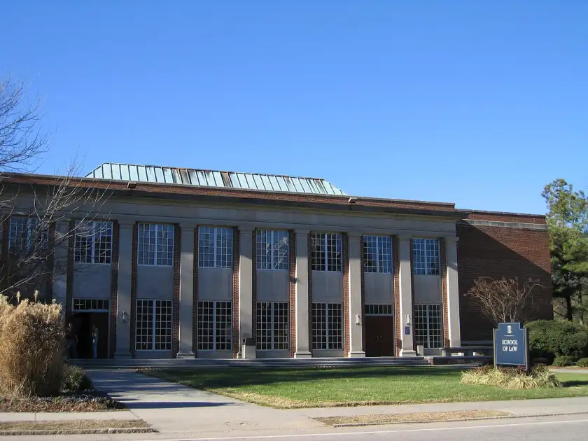 法学院旧楼外景(日间,School of Law标牌)