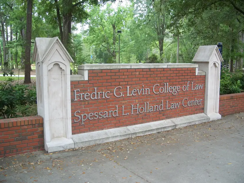 校园地标门牌(Levin College of Law / Holland Law Center)