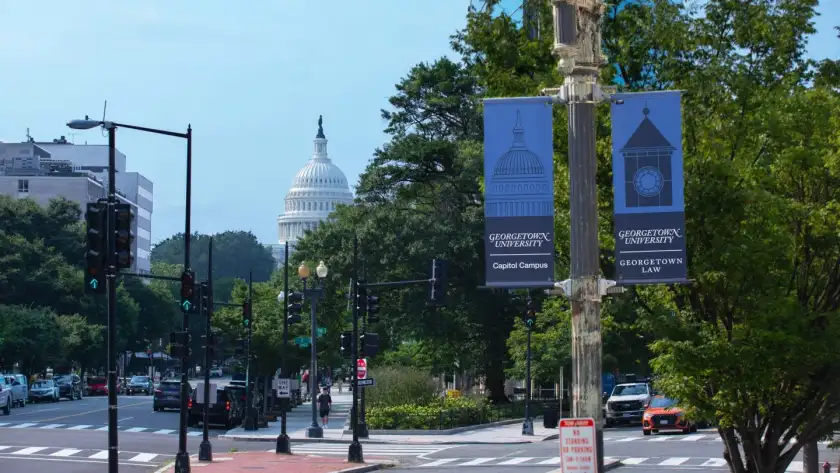 校园位置/环境(国会圆顶背景+可见Georgetown Law路牌)