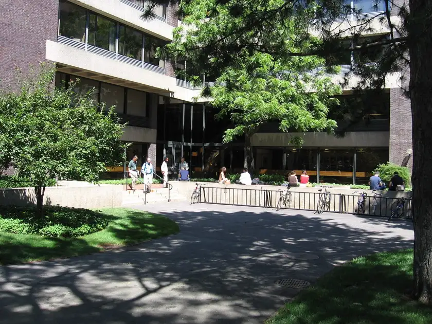 法学院主楼外景