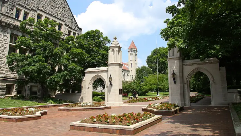 校园地标庭院(法学院图之外的环境陪衬)
