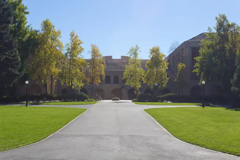 法学院正门/庭院步道(秋景)